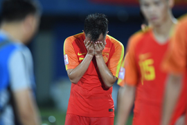 Thất bại toàn diện ở U23 châu Á, cầu thủ U23 Trung Quốc ôm mặt khóc